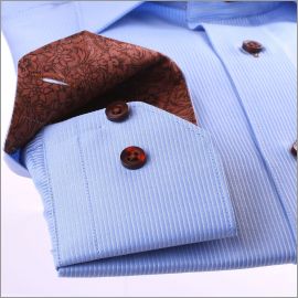 Chemise bleue � fines rayures blanches, col et poignets � motifs marrons, boutons marrons