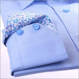 Chemise bleue � fines rayures blanches, col et poignets � motifs fleuris bleus