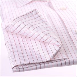 Chemise cintr�e blanche � carreaux rouges