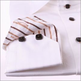 Chemise blanche à col et poignets à rayures beiges et marrons et boutons marrons