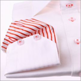 Chemise blanche à col et poignets à rayures orangées et boutonnières orangées