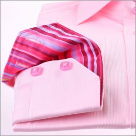 Chemise cintrée rose à col et poignets à rayures roses et mauves