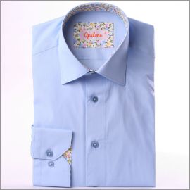Chemise bleue � col et poignets � fleurs