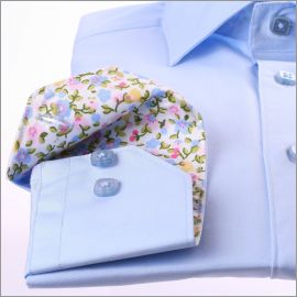 Chemise bleue � col et poignets � fleurs