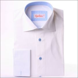 Chemise blanche � poignets mousquetaires, col int�rieur bleu � rayures blanches et boutons bleus
