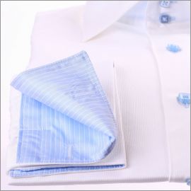 Chemise blanche � poignets mousquetaires, col int�rieur bleu � rayures blanches et boutons bleus