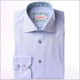 Chemise cintr�e bleue � col et poignets � fleurs bleues