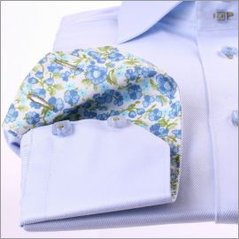 Chemise cintr�e bleue � col et poignets � fleurs bleues