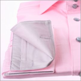 Chemise rose � col et poignets mousquetaires gris clairs et boutons gris