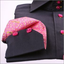Chemise � fines rayures noires et grises, col et poignets � fleurs roses et boutons roses
