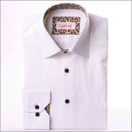 Chemise cintr�e blanche � col et poignets � motifs marrons et bleus et boutons marrons