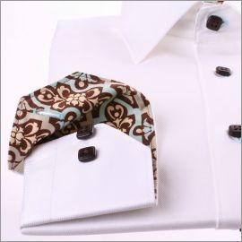 Chemise cintr�e blanche � col et poignets � motifs marrons et bleus et boutons marrons