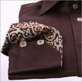 Chemise cintr�e marron � col et poignets � motifs beiges et bleus