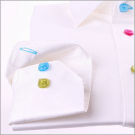 Chemise cintr�e blanche � boutons tricolores verts, fushias et bleus
