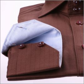 Chemise cintr�e marron � col et poignets bleus clairs