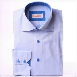 Chemise cintr�e bleue � col et poignets � motifs bleus