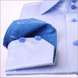 Chemise cintr�e bleue � col et poignets � motifs bleus