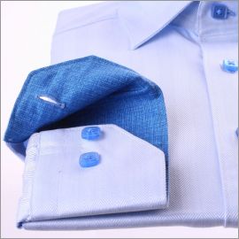 Chemise cintr�e bleue � col et poignets � motifs bleus