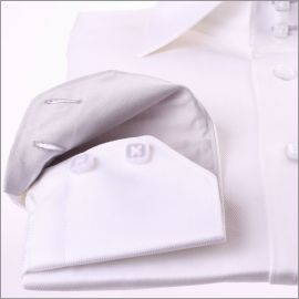 Chemise cintr�e blanche � col et poignets gris clairs