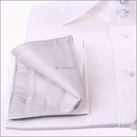 Chemise blanche � col et poignets mousquetaires gris clairs