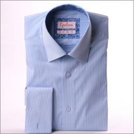 Chemise à fines rayures bleues et blanches, col et poignets mousquetaires à motifs bleus