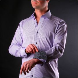 Chemise à fines rayures mauves et blanches, col et poignets à motifs gris foncé