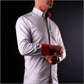 Chemise à rayures blanches et gris clair, col et poignets framboises