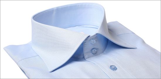 Chemise bleue � poignets mousquetaires