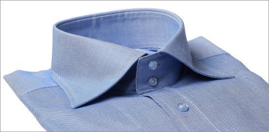 Chemise bleue fonc�e � poignets mousquetaires