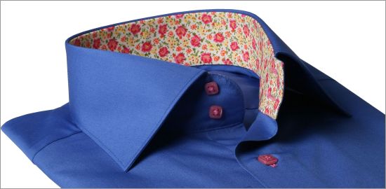 Chemise bleue � col int�rieur fleuri