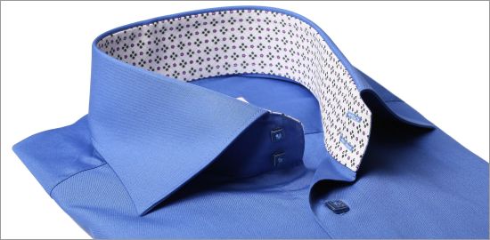 Chemise bleue fonc�e col interieur � motifs