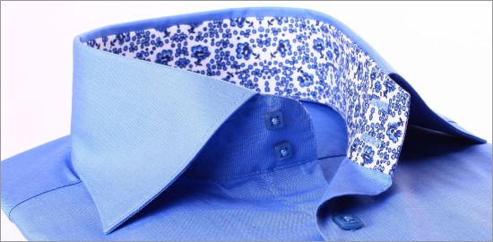 Une chemise bleue � interieur de col � fleurs bleues