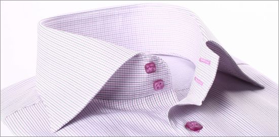 Une chemise blanche � petits carreaux noirs et fushias