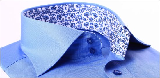 Une chemise bleue � interieur de col � fleurs bleues
