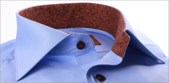 Chemise bleue � fines rayures blanches, col et poignets � motifs marrons, boutons marrons