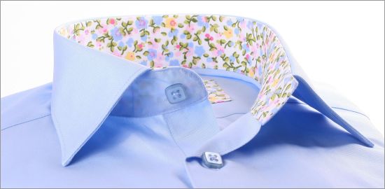 Chemise bleue � col et poignets � fleurs