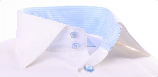 Chemise blanche � poignets mousquetaires, col int�rieur bleu � rayures blanches et boutons bleus