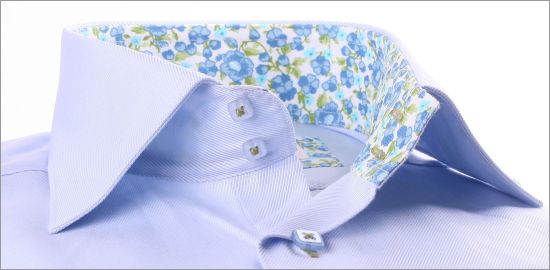Chemise cintr�e bleue � col et poignets � fleurs bleues