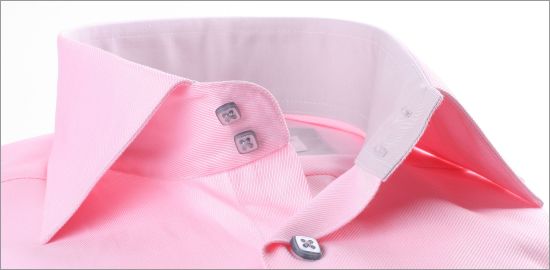 Chemise rose � col et poignets mousquetaires gris clairs et boutons gris