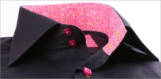 Chemise � fines rayures noires et grises, col et poignets � fleurs roses et boutons roses
