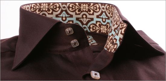 Chemise cintr�e marron � col et poignets � motifs beiges et bleus