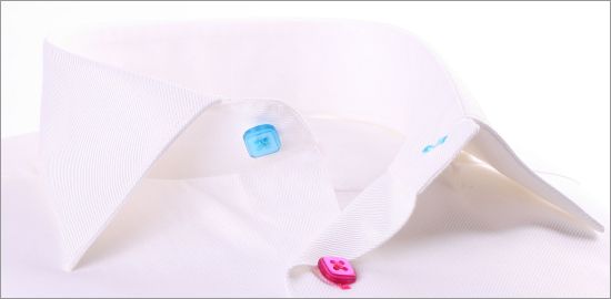 Chemise cintr�e blanche � boutons tricolores verts, fushias et bleus