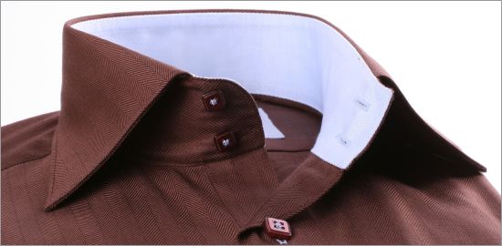 Chemise cintr�e marron � col et poignets bleus clairs