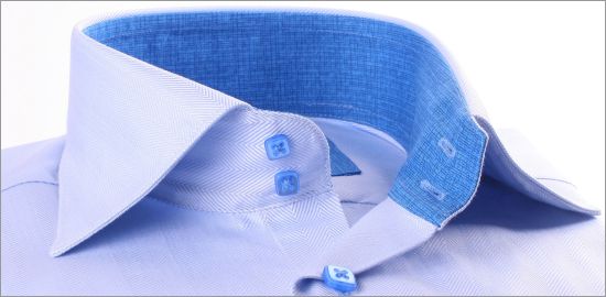 Chemise cintr�e bleue � col et poignets � motifs bleus