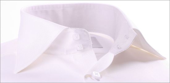 Chemise blanche � col et poignets mousquetaires gris clairs