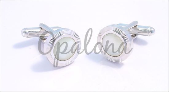 Round cufflinks with a mother of pearl core