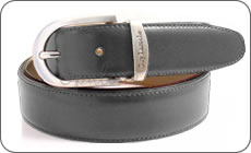 Une ceinture Guy Laroche