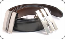 Une boucle argent� et sa barre noire-argent�e et une boucle � trois barres argent�es. 