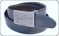 Une ceinture Renoma avec boucle couleur argent mat. 
