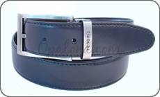 Une ceinture Renoma classique couleur argent mat. 